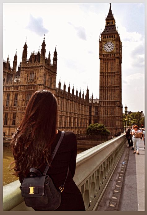 #london #oldmoney #outfit #classy #vintage #salvatoreferragamo #dress #backpack #bag #minibag #longhair #hairstyle Old Money Backpack, Vintage Bag Outfit, Outfit Classy, Classy Vintage, Backpack Bag, School Bag, Vintage Bags, Old Money, Cloth Bags