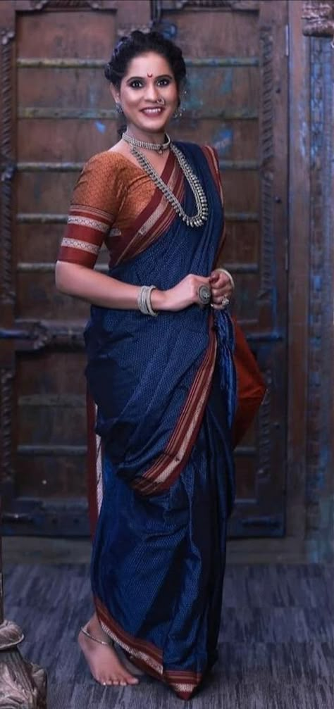 Kashta Saree Look, Velvet Nauvari Saree, Navari Saree Marathi, Dev Ghar, Bale Dance, Maharashtrian Saree, Kashta Saree, Nauvari Saree, Couple Wedding Dress