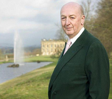 'Aristocracy is dead', says Duke of Devonshire as he offers to surrender his title Deborah Mitford, The Duchess Of Devonshire, Mitford Sisters, British Nobility, Duke Of Devonshire, Country Gentleman, British Castles, Stella Tennant, Peak District National Park