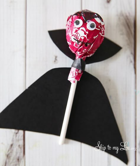 DIY Tootsie pop Dracula for Halloween from MichaelsMakres Skip To My Lou Vampire Party, Skip To My Lou, Tootsie Pop, Adornos Halloween, Easy Halloween Crafts, Halloween Diy Crafts, Halloween Crafts For Kids, Theme Halloween, Halloween School