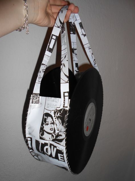 Funky Bags, Diy Vinyl Bags, Casette Bag, Vinyl Record Bag, Vinyl Record Projects, Record Bag, Vinyl Record Crafts, Funky Purses, Diy Recycled Projects