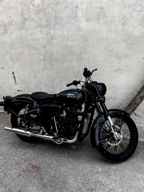 Single seat es 350 Black Bike Aesthetic, Royal Enfield Black Wallpaper, Classic 350 Modified, Royal Enfield Aesthetic, Royal Enfield Black, Modified Bikes, Royal Enfield Classic 350cc, Bullet 350, Classic 350 Royal Enfield