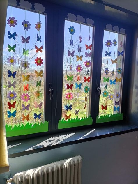 Classroom Window Ideas, Classroom Window Decorations, Classroom Window, Kindergarten Classroom Decor, Preschool Rooms, Window Drawing, Class Decoration, Window Room, Baby Bedroom