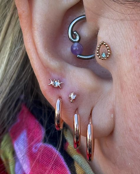 This beautiful stacked lobe set up @cosmicheartpiercings did for one of our favourite clients is breathtaking Adorned with @modernmoodbodyjewelry We have the “Celeste” and the iconic “Pippa” in solid 14k Rose gold with genuine moonstones 🌕 Randy also pierced their daith a few years ago with a niobium @interstellarjewelryproductions ring and upgraded their Tragus with the “Sophie’s tear” from @bvla We have some big plans for this ear! We can’t wait to share it with you ✨✨ Big Ear Lobe Piercing, Stacked Lobe Piercing, Stacked Lobe, Ear Lobe Piercings, Lobe Piercing, Tragus, Moon Stone, Conch, Piercings