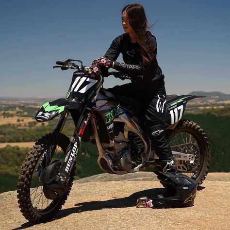 Dirt Bike Photoshoot Women, Motorcross Outfits For Women, Supercross Outfit, Womens Dirt Bike Gear, Off Road Moto, Monster Energy Supercross, Motocross Girls, Bike Couple, Female Motorcycle Riders