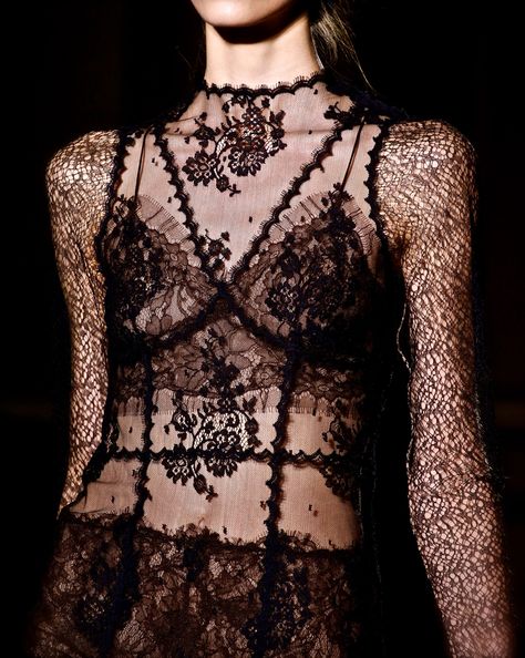 Love fashion Detail Couture, Valentino Haute Couture, Woman In Black, Valentino Couture, Couture Details, Grunge Goth, Bustiers, Dark Fashion, Couture Collection