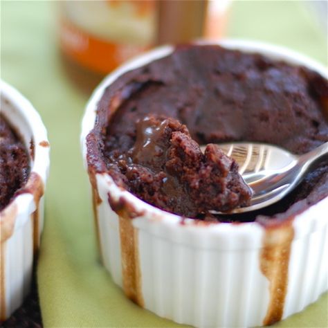 These Molten Chocolate cakes are made in ramekins and are oozing with hot molten chocolate sauce. Baked in minutes and perfect for chocolate lovers! | pinchofyum.com Gluten Free Lava Cake, High Protein Gluten Free, Molten Cake, Pinch Of Yum, Molten Chocolate, Protein Desserts, Chocolate Lava, Lava Cake, Lava Cakes