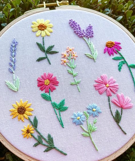 Embroidery Wild Flowers, Simple Flower Embroidery, Embroidery Patterns Flowers, Flowers Embroidery Designs, Types Of Embroidery Stitches, Embroidery Samples, Hand Embroidery Flower Designs, Patterns Flowers, Simple Hand Embroidery Patterns