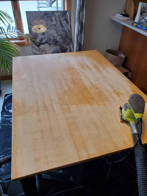 How to update a kitchen table using epoxy resin - Two Hands DIY Resin Dining Table Diy, Family With 3 Kids, Epoxy Resin Countertop, Stone Coat Countertop, Countertop Epoxy, Diy Counter, Epoxy Dining Table, Diy Kitchen Table, Resin Countertops