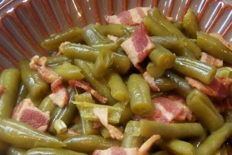 This is a nice side dish to any German entree, especially pork. It can be made in the crock pot, or on the stovetop. فاصوليا خضراء, Green Beans Side Dish, Green Beans With Bacon, Gooseberry Patch, Freeze Greens, Frozen Green Beans, Bbq Seasoning, Cooking For A Crowd, Green Bean Recipes