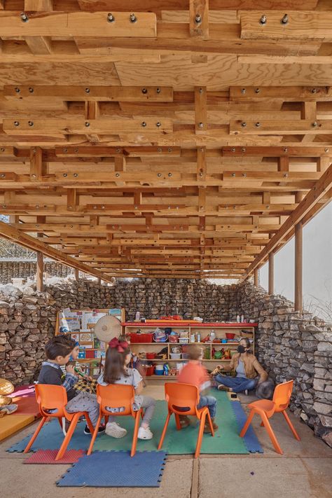 El Terreno is a community garden and educational center built exclusively with recycled materials used in our previous constructions. Communal Garden, Urban Community, Urban Garden Design, Industrial Garden, Composting Toilets, Mexico Design, Natural Fertilizer, Park Landscape, Community Garden