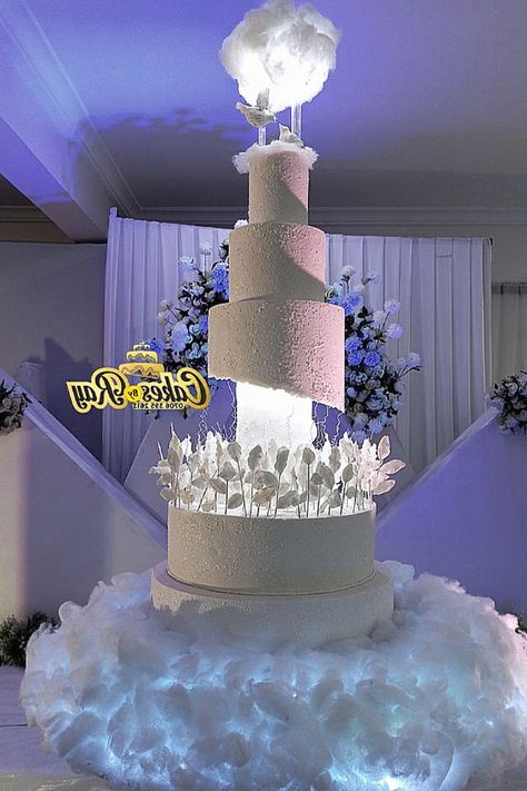 This high-end wedding cake is ideal for a grand wedding. Having seen many weddings, that stands out. Save this option to your high-end wedding ideas. Big Fancy Wedding Cakes, Wedding Cake Big Elegant, Huge Wedding Cakes Unique, Giant Wedding Cake, Luxury Wedding Cake Big White, Sparkly Wedding Cakes, Huge Wedding Cakes, Fountain Wedding Cakes, Royal Wedding Cake