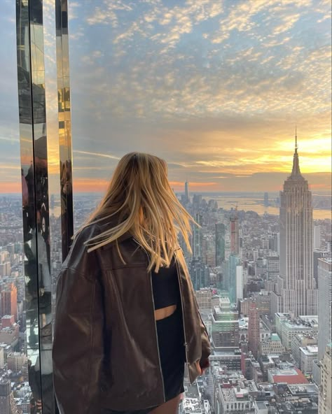 Photo Ideas In New York City, Nyc Photo Inspiration, Poses For City Pictures, Nyc Aesthetic Pictures, Photos To Take In New York, New York City Poses, New York Aesthetic Pictures, New York Poses Photo Ideas, New York Summer Aesthetic