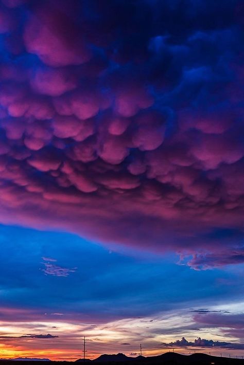 Mammatus clouds / Mammatocumulus / Nuages mammatus / Image by lorigraceaz (Lori Grace Bailey) from instagram Cumulonimbus Clouds, Lauren Bailey, Rare Colours, Cumulonimbus Cloud, Mammatus Clouds, Colorful Aesthetic, When I Die, From Instagram, Astronomy