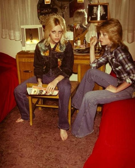 GroovyHistory on Instagram: “Cherie Currie (of The Runaways) with her twin sister Marie, 1978. 🎵 #TheRunaways #CherieCurrie #twin #sister #MarieCurrie #1978 #1970s…” Marie Currie, 1970s Aesthetic, Cherie Currie, 70s Inspired Fashion, 70s Aesthetic, 70s Outfits, 70’s Fashion, Joan Jett, I'm With The Band