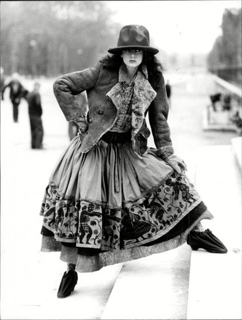 A model wearing the mountain hat from Westwood's 1982 "Nostalgia of Mud" collection via worldsendshop.co.uk Vivian Westwood, Buffalo Style, Worlds End, Trending Boots, New Romantics, 1980s Fashion, 80s Fashion, Historical Fashion, Vivienne Westwood