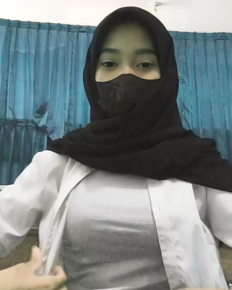 Foto Cewek Hijab Aesthetic, Hijab Teen, Hijab Aesthetic, Beautiful Muslim Women, Hijab Tutorial, Beautiful Person, Beautiful Hijab, Gorgeous Makeup, Pretty Selfies