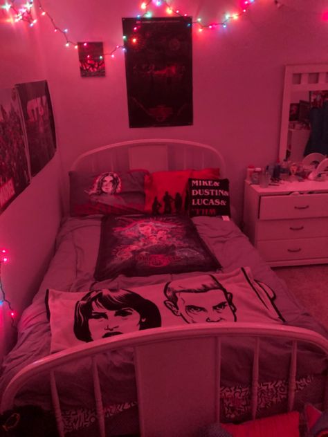 Stranger things room Stranger Things Aesthetic Room Decor, Bedroom Ideas Stranger Things, Room Ideas Stranger Things, Stranger Things Bedroom Decor, Stranger Things Bedroom Aesthetic, Stranger Things Room Ideas Diy, Stranger Things Room Aesthetic, Stranger Things Inspired Room, Stranger Things Themed Room