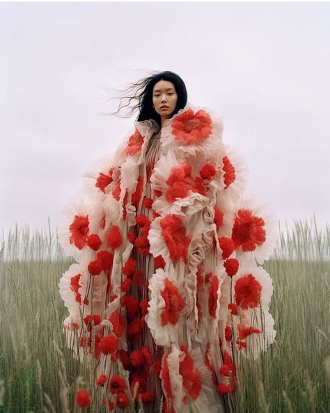 Flower Inspired Fashion, The Smell After Rain, Conceptual Fashion, After Rain, After The Rain, Foto Art, Mode Inspo, Flower Fashion, Costume Design