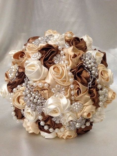 Pearl Brooch Bouquet, Brown Wedding Themes, Wedding Theme Color Schemes, Crystal Bouquet, Bridal Brooch Bouquet, Rose Bridal Bouquet, Dream Wedding Decorations, Beige Wedding, Bouquets Wedding