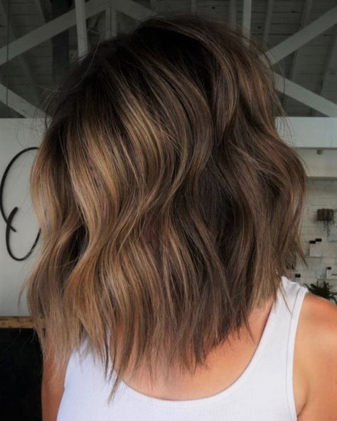 Warm Brown Lob with Front Blonde Highlights Front Blonde Highlights, Partial Caramel Highlights, Brown Hair Carmel Highlights, Short Caramel Hair, Random Highlights, Brown Lob, Balayage Hair Ideas, Balayage Long Hair, Warm Brown Hair