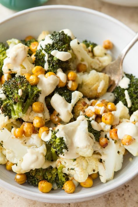 Roasted Buddha Bowl Buddha Bowls Recipe, Oh She Glows, Chick Pea, Broccoli Cauliflower, God Mat, Buddha Bowl, Vegan Lunch, Vegan Eating, Bowls Recipe