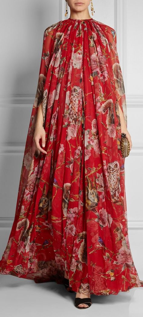 Love all these printed squirrels and owls on the dress (D&G) Afrikaanse Mode, Chiffon Gown, Abayas Fashion, Abaya Fashion, African Fashion Dresses, African Dress, Design Fashion, Pakistani Dresses, Stylish Dresses