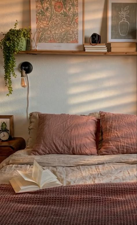 Small Bedroom Ideas Earth Tones, Bedroom Ideas Dark Bedding, Minimalist Cottage Core Bedroom, Warm Earth Tone Bedroom, Earthy Tone Bedroom, La Apartment, Earthy Bedroom, Fall Bedding, Fall Table Settings