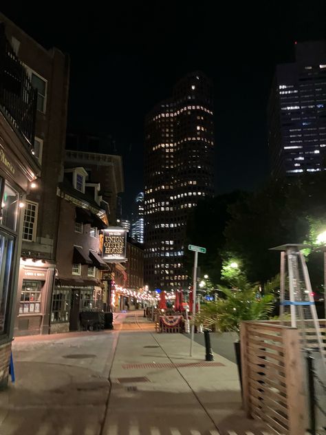 Boston pic at night Boston Newbury Street, Boston Night Aesthetic, Night City Vibes, Boston At Night, Boston Lifestyle, Boston Wallpaper, Boston Life, Boston Night, Romanticising Studying