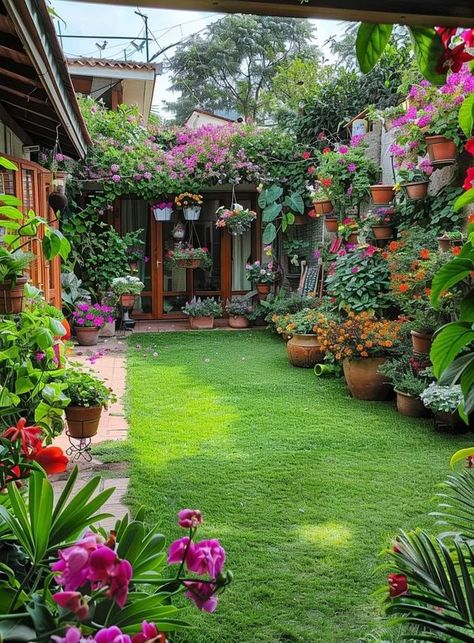 Beautiful Home Gardens, Small Courtyard Gardens, نباتات منزلية, Garden Decor Projects, Succulent Garden Diy, Cottage Garden Design, Backyard Water Feature, Home Vegetable Garden, Nature Garden