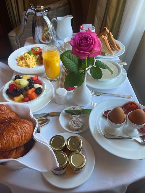 Luxury Breakfast Table, Continental Breakfast Aesthetic, Hotel Breakfast Ideas, Room Service Aesthetic, Hotel Breakfast Aesthetic, Luxury Breakfast In Bed, Luxury Hotel Breakfast, Brunch Aesthetic London, Fancy Hotel Breakfast