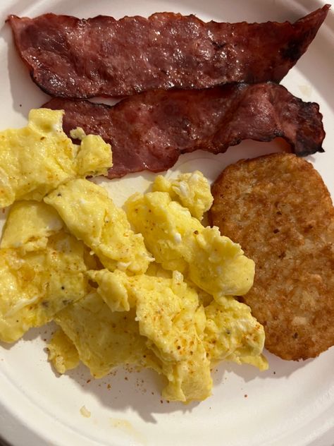 Hash browns, bacon and egg breakfast Eggs Bacon Sausage Breakfast, Eggs And Bacon Aesthetic, Bacon Aesthetic, Hood Meals, Bacon And Eggs Breakfast, Freakshakes Recipe, Balance Food, Breakfast Bacon, Eggs And Bacon