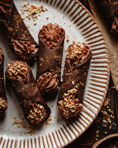 Chocolate Cannoli Recipe, Chocolate Cannoli, Chocolate Photography, Cannoli Recipe, Food Photography Tutorial, Gin Distillery, Best Food Photography, Food Photography Props, Food Photography Inspiration