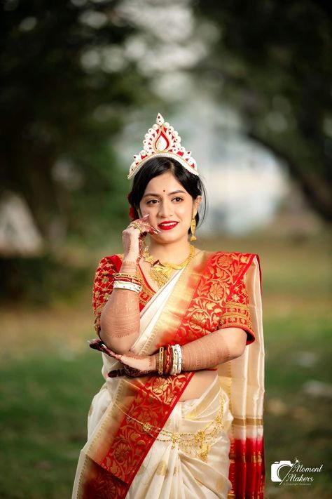 Bengali Bride Haldi Look, Traditional Shoot Ideas, Bengali Groom, Bengali Bride Reception Look, Sister Marriage, Haldi Pose, Haldi Shoot, Haldi Poses For Bride, Haldi Poses