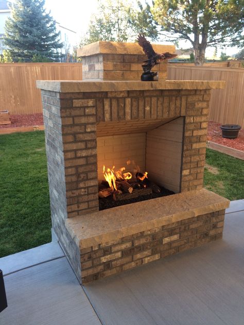 Modern Outdoor Fireplace, Outside Fireplace, Fireplace Outdoor, Diy Outdoor Fireplace, Backyard Hammock, Concrete Patios, Outdoor Fireplace Designs, Outdoor Fireplace Patio, Backyard Fireplace