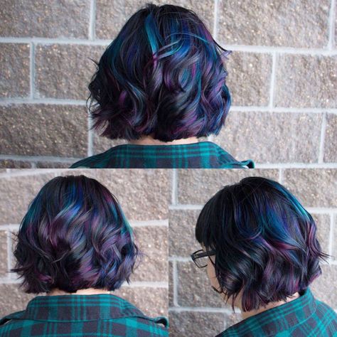 Like the pop of teal against darker blues and purples Short Hair Oil Slick, Hair Color Ideas For Brunettes Short Fun, Short Galaxy Hair, Short Oil Slick Hair, Oil Slick Hair Color Short, Teal Bob Hair, Oilslick Haircolor, Galaxy Balayage, Colorful Bob Hair