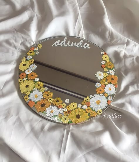 Small Mirror Painting Ideas Easy, Mirror Drawing Ideas Aesthetic, Flower Painting On Mirror, Flowers Painted On Mirror, Cute Mirror Painting Ideas Easy, Mirror Art Painted Aesthetic, Painting On Mirrors Aesthetic, Drawing On Mirror Ideas, Diy Mirror Painting Ideas