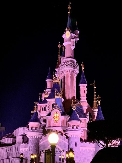 disneyland paris castle at night Chrissy Aesthetic, Disneyland Night, Paris Castle, Castle At Night, Disneyland Paris Castle, Tokyo Disneyland, Disney Castle, Disneyland Paris, At Night