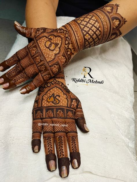 ✨ beautiful engagement bridal design 🪷 As Mehndi Design, Back Hand Mehndi Design For Engagement, Bridal Back Mehandi Designs, Mehendi Designs For Bride Engagement, Engage Mehndi Design, Mehandi Engagement Design, Latest Mehndi Designs For Engagement, Mehendi Designs For Hands For Engagement, Backhand Mehndi Designs Bridal