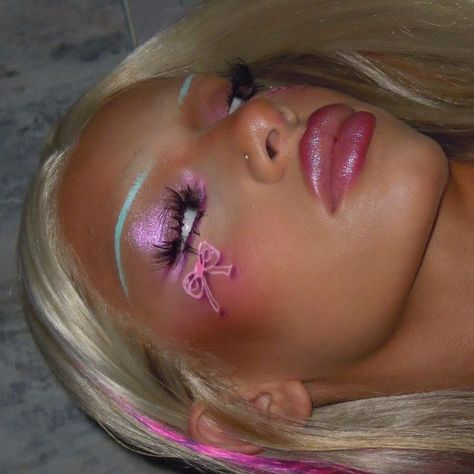 Haiden (@Haideenn) / X Swag Makeup, Cool Makeup Looks, Ethereal Makeup, Unique Makeup, Dope Makeup, Cute Makeup Looks, Makeup Eye Looks, Creative Eye Makeup, Creative Makeup Looks