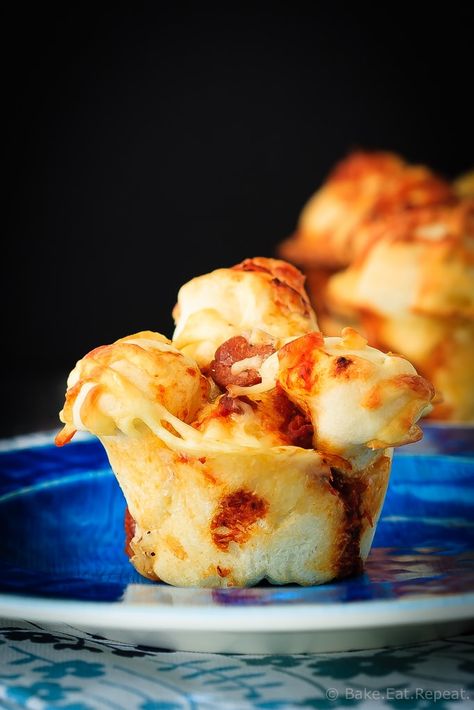 Pull Apart Pizza Muffins, Pizza Muffins Recipe, No Rise Pizza Dough, Pull Apart Pizza, Smoked Salmon Bagel, Muffins Easy, Pizza Muffins, Pizza Sauce Recipe, Pizza Sauce Homemade