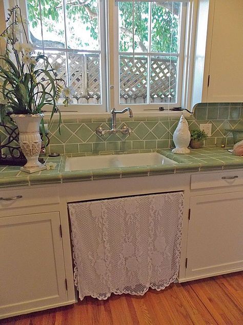 Vintage Tile Countertops, Green Tile Kitchen Countertops, Vintage Kitchen Countertops, Vintage Tile Countertops Kitchen, Kitchen Counter Tile Ideas, Ceramic Tile Countertops Kitchen, Tiled Countertop Kitchen, Tiled Kitchen Counter, Tiled Kitchen Countertops