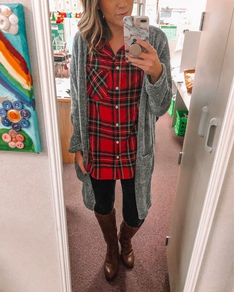 Red Plaid Shirt Outfit, Flannel Shirt Outfit Women, Flannel Shirt Outfit, Plaid Shirt Outfits, Outfits For Work, Red Plaid Shirt, Plaid Outfits, Festive Look, Fall Outfits For Work