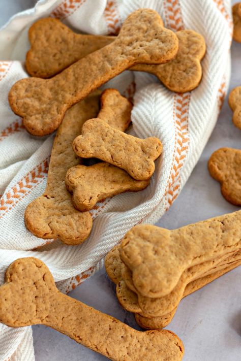 Alice and LoisEasy Homemade Dog Treats - Alice and Lois Diy Dog Treats Easy, Biscuit Recipes Uk, Natural Dog Treats Recipes, Dog Treat Packaging, Dog Cookie Recipes, Pet Treats Recipes, Dog Treats Homemade Easy, Easy Dog Treat Recipes, Dog Biscuit Recipes