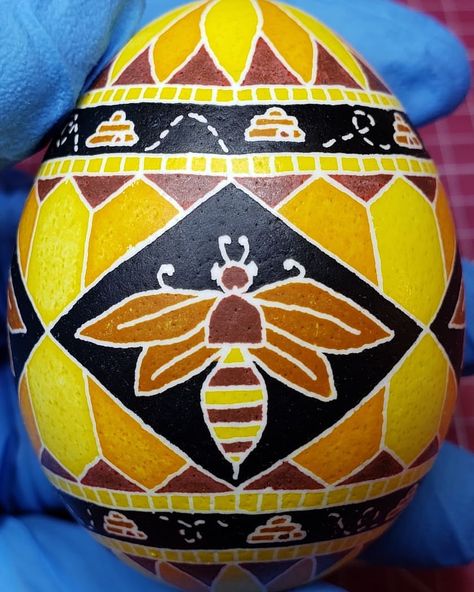 Eggs I am currently working on at #pusa2019. #pusaretreat #bees #pysankyusa #beehive #pysanka #buzz #pysanki #motif #ukrainianeastereggs… | Instagram Pysanky Eggs Pattern Ideas, Pisanki Eggs, Ukranian Eggs, Pysanka Eggs, Craft Nights, Pysanky Eggs Pattern, Pysanky Egg, Ukrainian Eggs, Egg Ideas