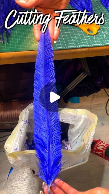 Parrot Feather Crafts, Feather Art Projects, Satin Flowers Diy, Feather Template, Recycled Costumes, Diy Feather, Parrot Feather, Diy Wings, Notting Hill Carnival