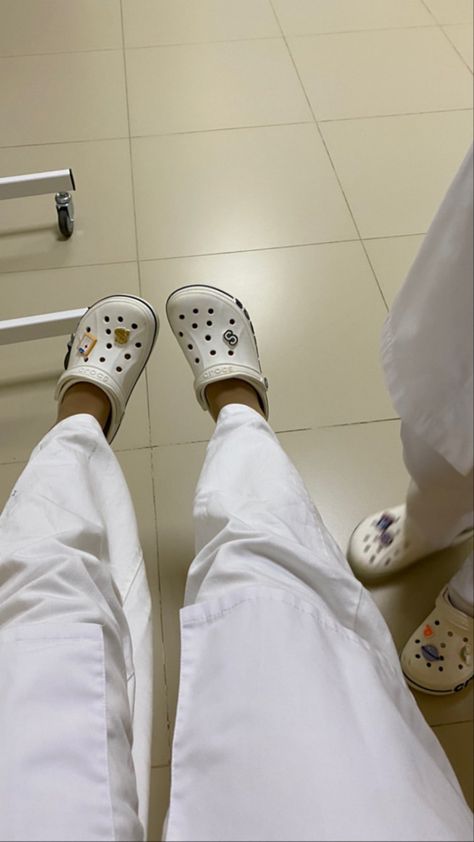 Medical Photography, Work For The Lord, Junior Doctor, Medical School Life, Nurse Aesthetic, Crocs Fashion, Medical Laboratory Science, Medicine Student, Medical School Inspiration