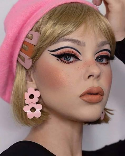 Maquillaje de los años 60, la tendencia más chic del 2020 - EstiloDF 70s Hair And Makeup, 60’s Makeup, Hippie Makeup, Look Disco, Disco Makeup, 60s Makeup, 70s Makeup, Drag Make-up, 70s Hair