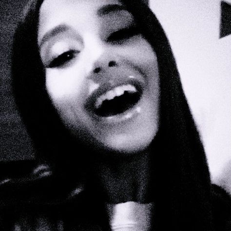 Clara La San Singer, Ariana Pfp, Ariana Grande 2014, Black And White Pfp, Ariana Grande Icons, Ariana Grande Icon, White Pfp, Ariana Grande Images, Black Pfp