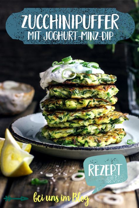 Zucchinis, Zucchinis, Zucchinis... Falls du auch nicht mehr weißt, wie du die Massen an Zucchinis verarbeiten sollst, hätten wir da eine Idee für dich: Backe doch einfach superleckere Zucchini-Puffer mit Joghurt-Feta-Minz-Dip. Das Rezept hat uns KptnCook empfohlen und wir können nur immer wieder "Jammi" sagen. Also, ran an den Herd und rein in den Bauch. Guten Appetit! #diestadtgaertner #diestadtgärtner #zucchini #zucchiniernte #zucchinirezept #gesundesessen #veggie #healthyfood #recipe Zucchini Feta, Zucchini Puffer, Happy Meal, Food Obsession, Dinner Time, Salmon Burgers, Quick Meals, Summer Recipes, Food Inspiration